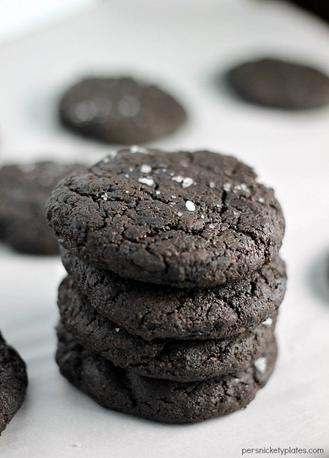 These simple Dark Chocolate Salted Cookies are easy to make (no mixer needed!) and have the rich chocolaty taste of an Oreo. | Persnickety Plates