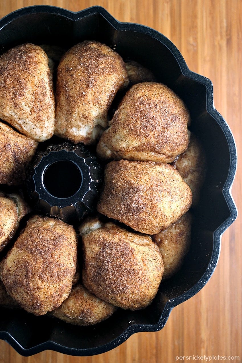 Chocolate Stuffed Cinnamon & Sugar Pull-Apart Bread - a long title for a simple & delicious recipe that only takes 5 ingredients and about 30 minutes to put together. | Persnickety Plates AD #WarmTraditions