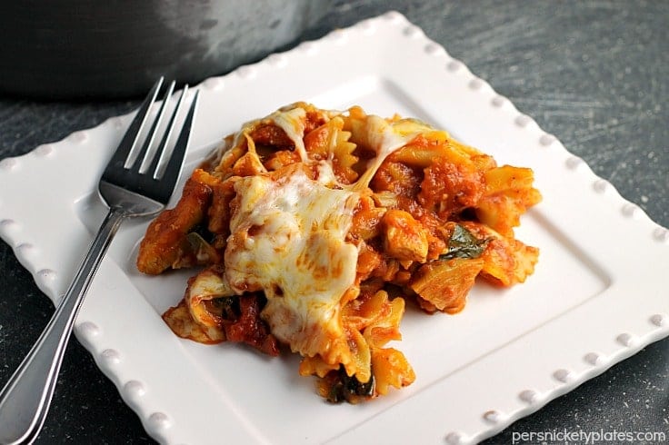 Chicken Spinach & Artichoke Pasta Skillet - a full meal loaded with spring flavors made all in the same skillet! | Persnickety Plates