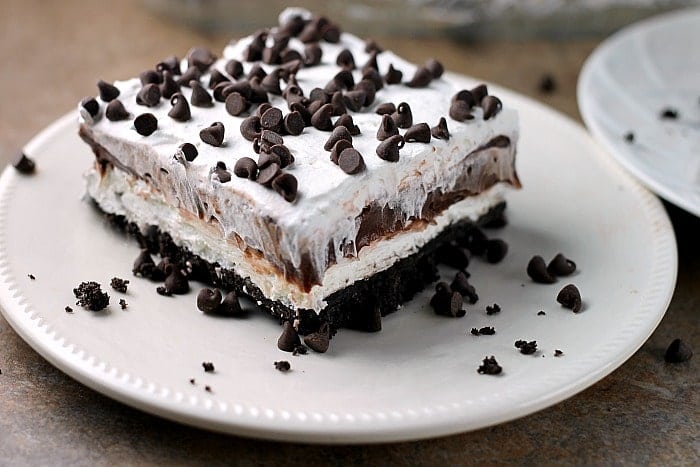 no bake chocolate lush Chocolate lovers rejoice! This no bake Chocolate Lush is filled with cream cheese, chocolate pudding, and chocolate chips on top of an Oreo cookie crust! | Persnickety Plates