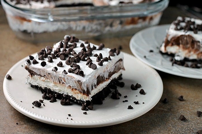 no bake chocolate lush Chocolate lovers rejoice! This no bake Chocolate Lush is filled with cream cheese, chocolate pudding, and chocolate chips on top of an Oreo cookie crust! | Persnickety Plates