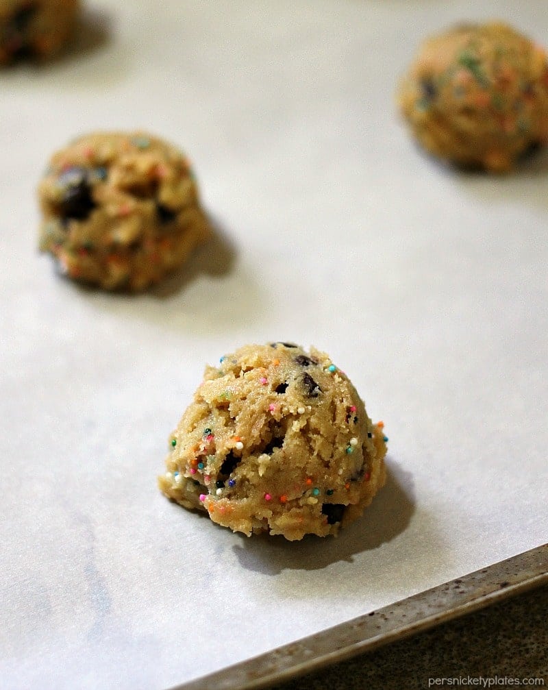 These Perfect Party Cookies start with a cake mix and are full of chocolate chips and sprinkles. Mix up the colors to suit whatever type of party you're having! | Persnickety Plates