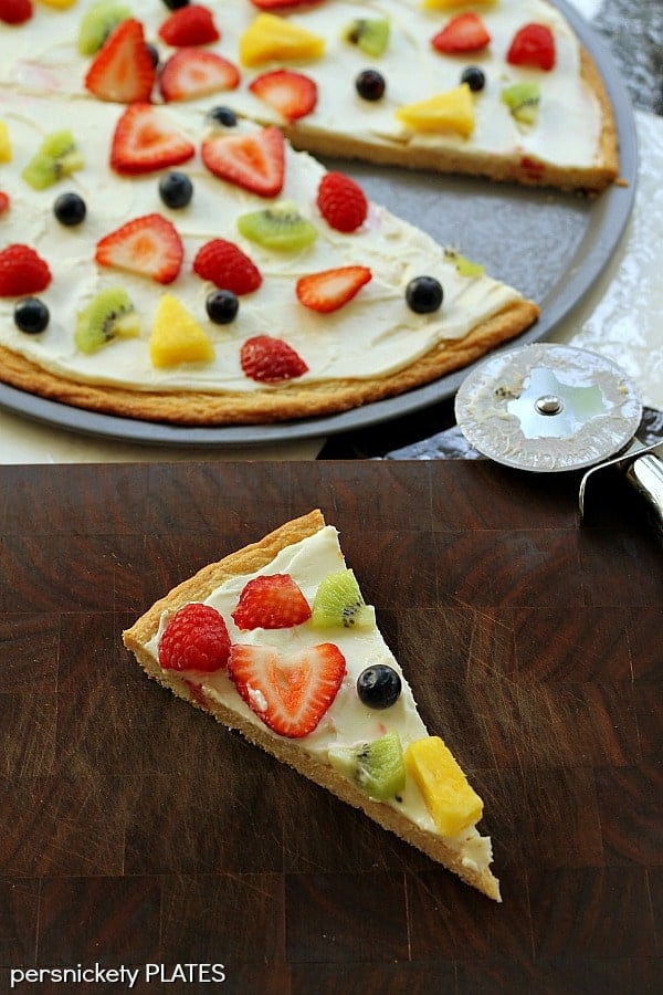 Fruit Pizza! A simple sugar cookie topped with a cream cheese frosting & fruit | Persnickety Plates