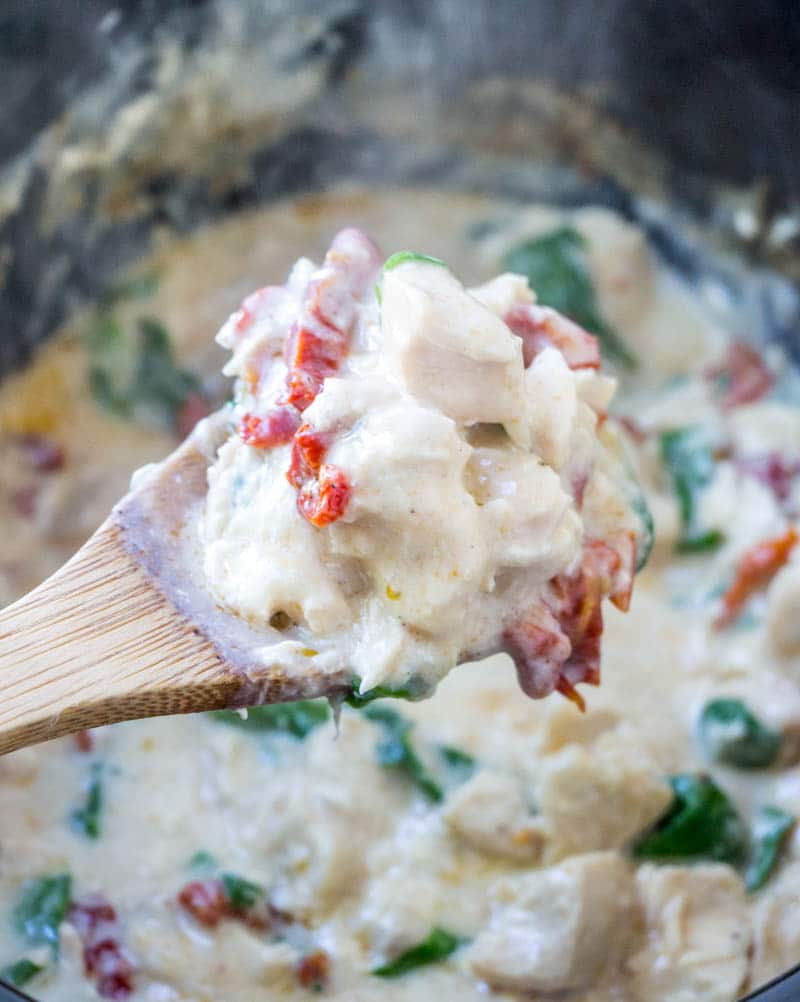 Five ingredient, super simple, Crock Pot Chicken Alfredo takes no time at all to throw together in the slow cooker. This easy crockpot chicken alfredo recipe will become a staple in your meal plan. | www.persnicketyplates.com #crockpot #slowcooker #chickendinner #chickenalfredo #easyrecipe spoonful of easy crockpot chicken alfredo