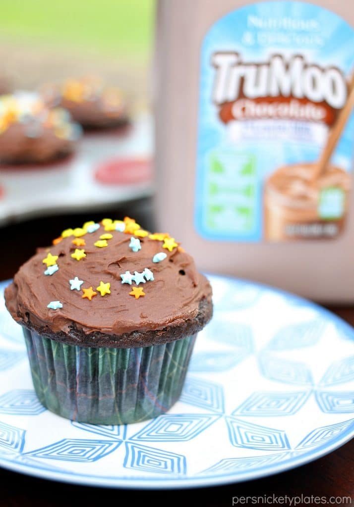 Chocolate Milk Cupcakes with Chocolate Milk Buttercream Frosting | Persnickety Plates Chocolate Milk Cupcakes are not to be confused with Milk Chocolate Cupcakes! These easy cupcakes are made with chocolate milk! This doctored box mix recipe can be made in minutes and perfect for a late night snack or a quick dessert!