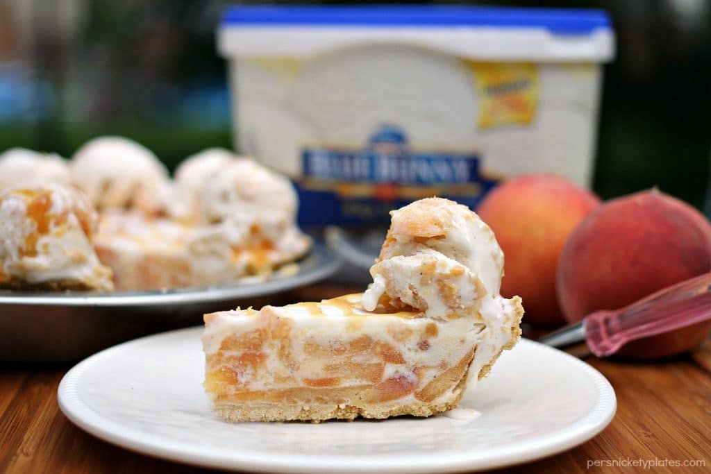 Peaches and Cream Ice Cream Pie Super simple Peaches and Cream Ice Cream Pie is filled with broiled peaches, creamy vanilla bean ice cream, in a graham cracker crust and drizzled with butterscotch sauce. The perfect dessert for a hot summer day! | Persnickety Plates #SunsOutSpoonsOut #ad