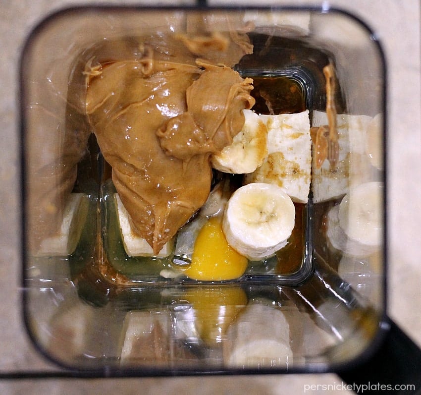 Peanut Butter Banana Chocolate Chip Blender Muffins - a simple, flourless muffin might right in the blender! | Persnickety Plates