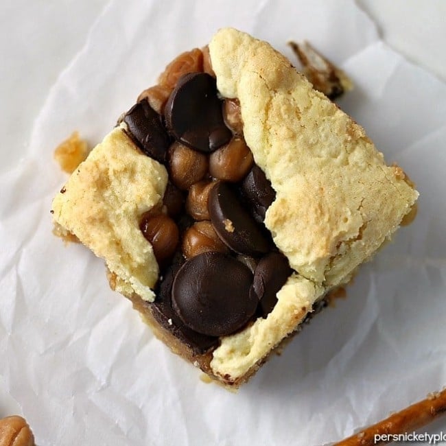 Take 5 Bars are my favorite lately and these cake mix cookie bars have all the Take Five flavors - pretzel, caramel, peanut butter, and chocolate! | Persnickety Plates