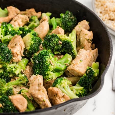 closeup of chicken & broccoli in a cast iron skillet.