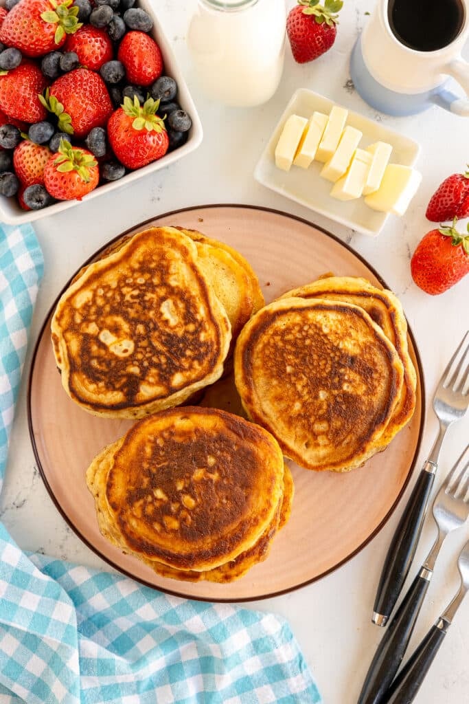 plate of stack of pancakes.