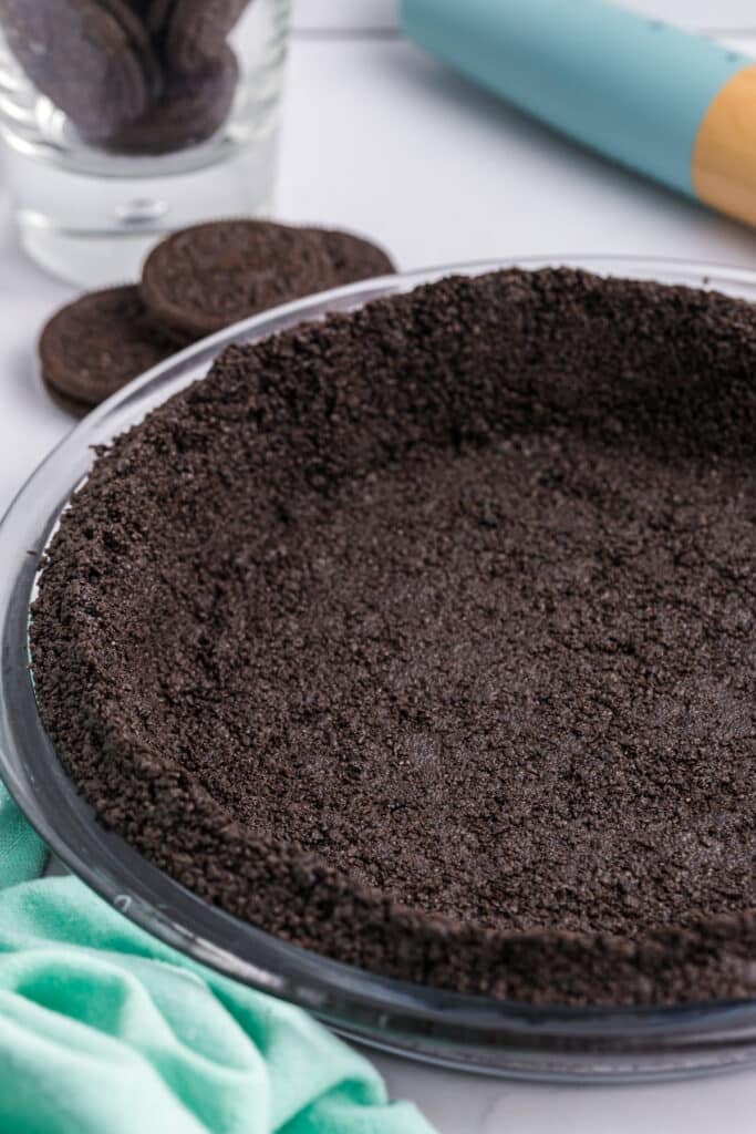 Side view of an Oreo pie crust.