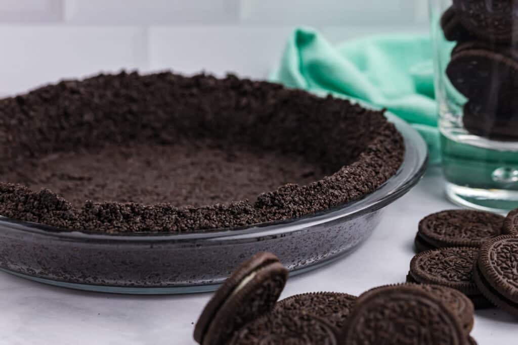 Side view of an Oreo pie crust.